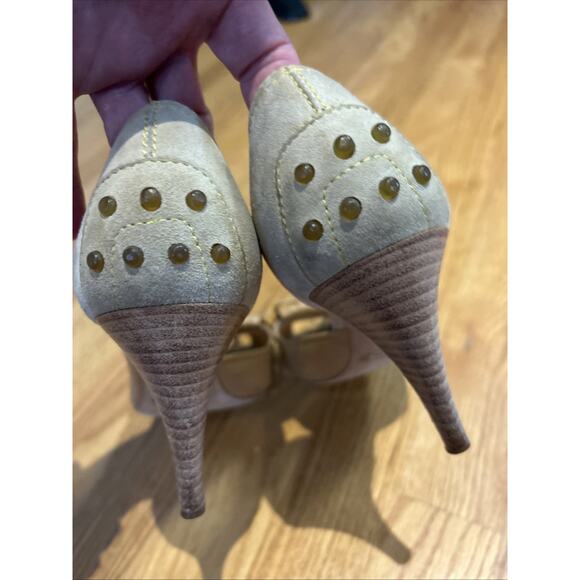 Tod's tan/Beige Leather Suede Peep Toe Dosary Pumps Size 7 studs bow front Italy - Picture 12 of 15